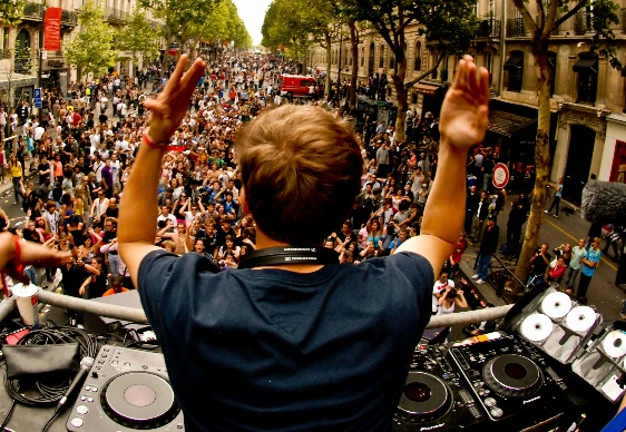 Avicii live PREVIEW: Coldplay   Every Teardrop Is A Waterfall (Avicii Tour Mix   Live Tomorrowland 2011)